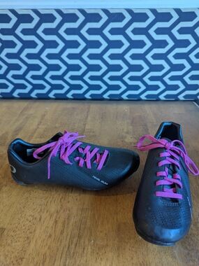Pearl Izumi Black Women's Cycling Shoes with Pink Laces